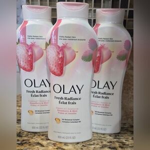 OLAY Fresh Radiance Strawberry & Mint Body Wash — White Pink